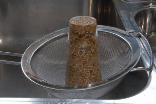 Soaked vermiculite is drained.