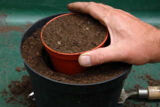 Remove the inner pot. Remove the inner pot.